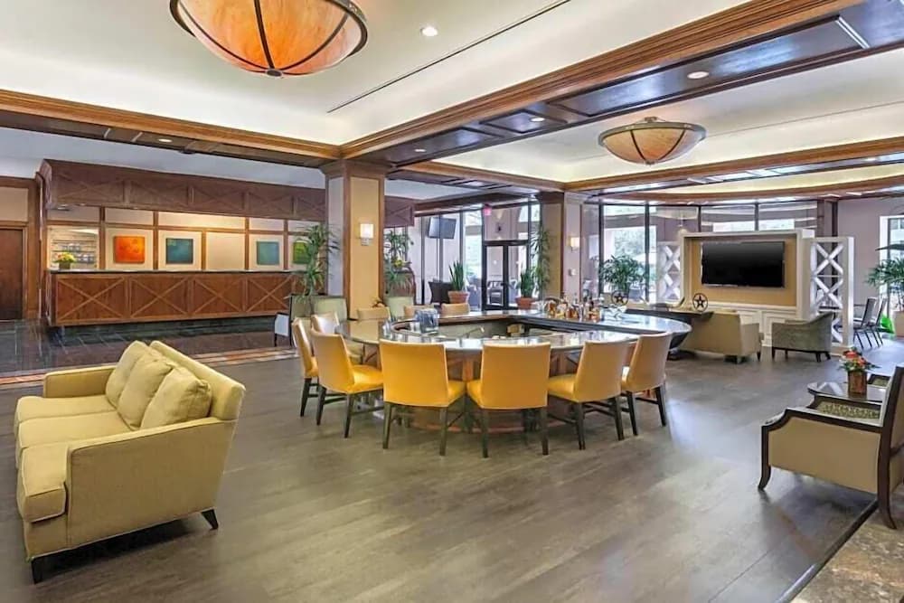 Lobby lounge