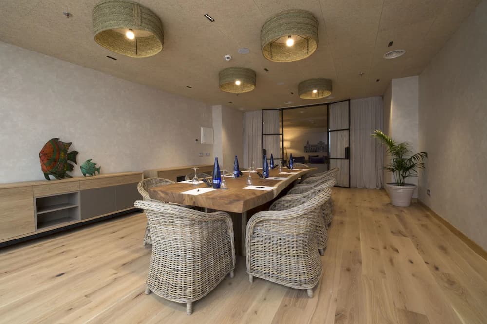 Meeting facility