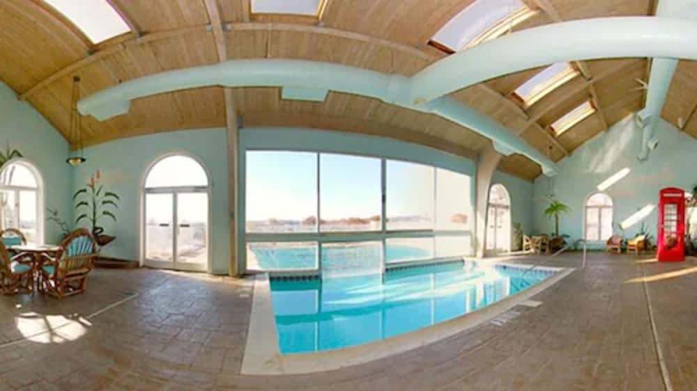 Indoor/outdoor pool