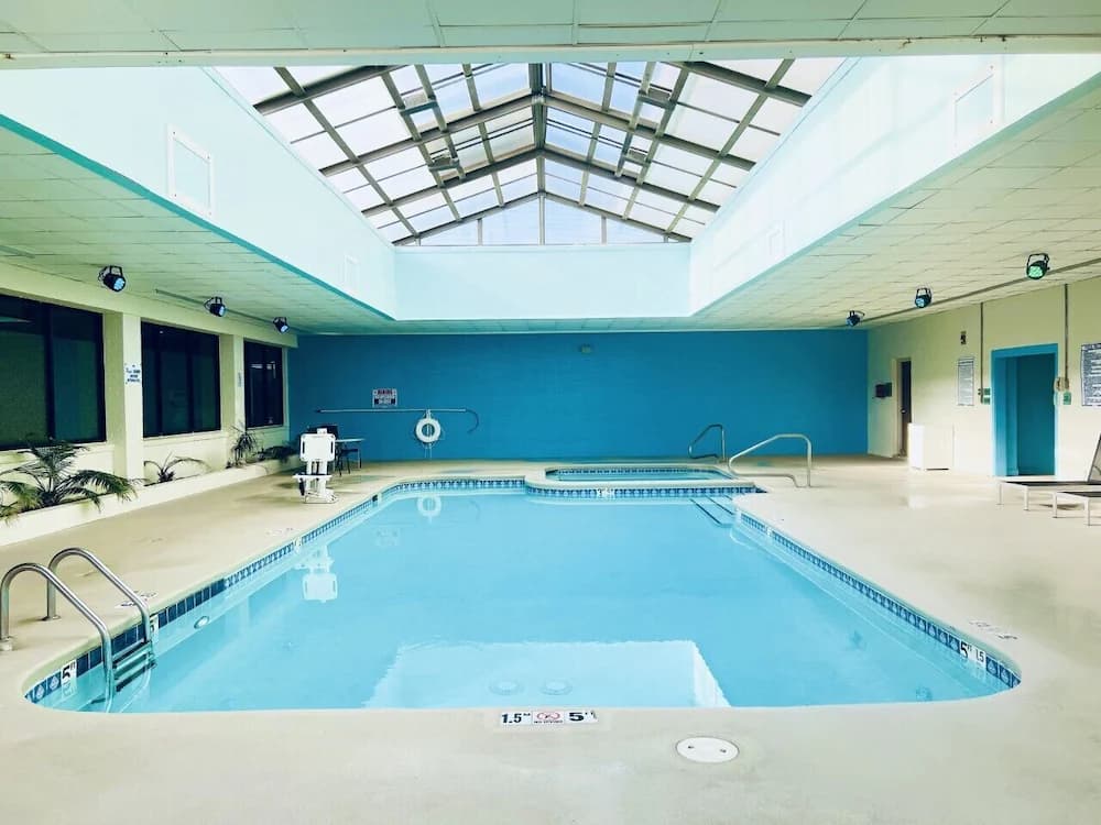 Indoor/outdoor pool