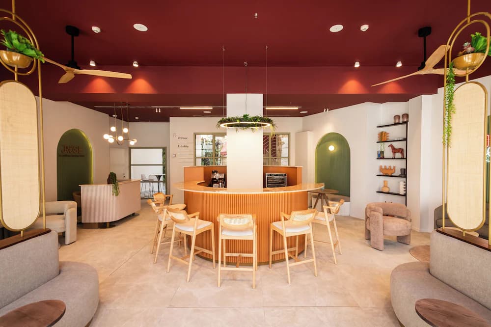Lobby lounge