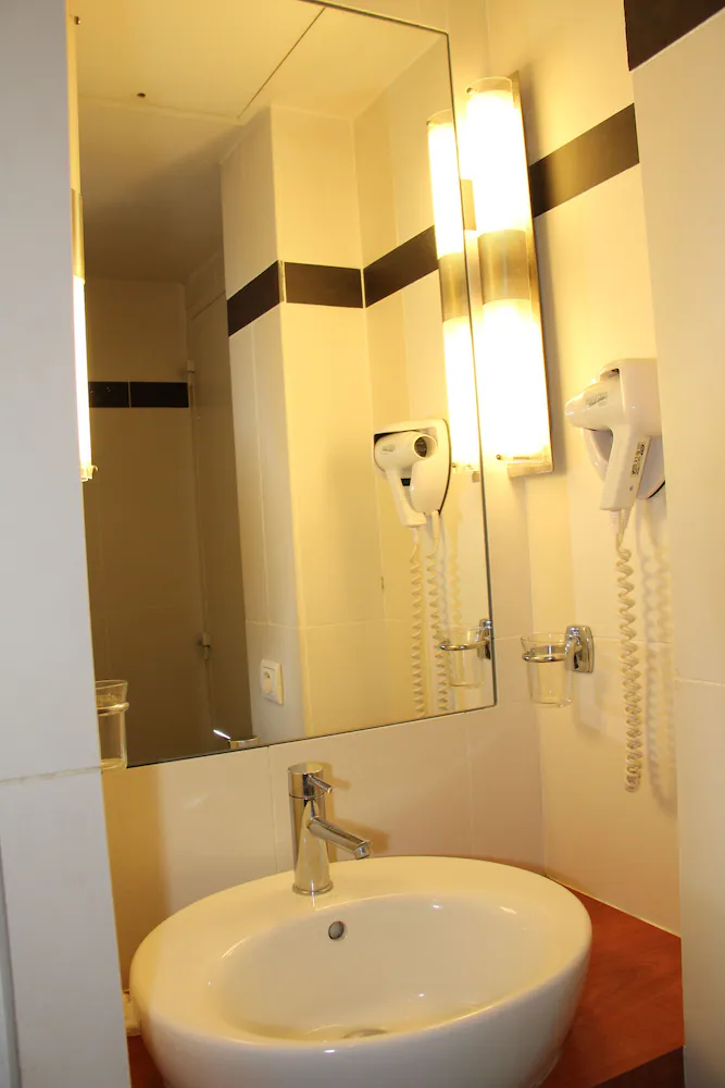 Bathroom sink
