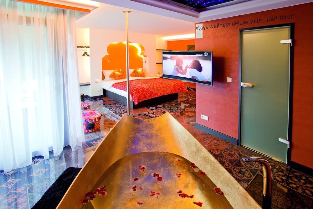 Deep soaking bathtub