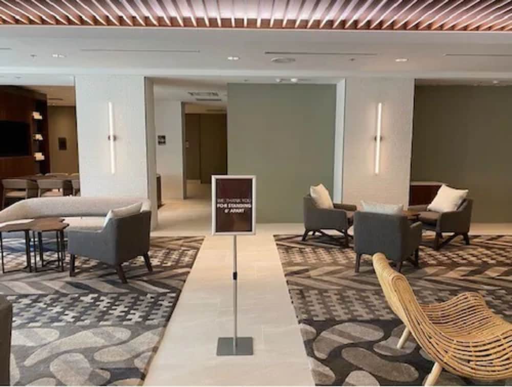 Lobby lounge
