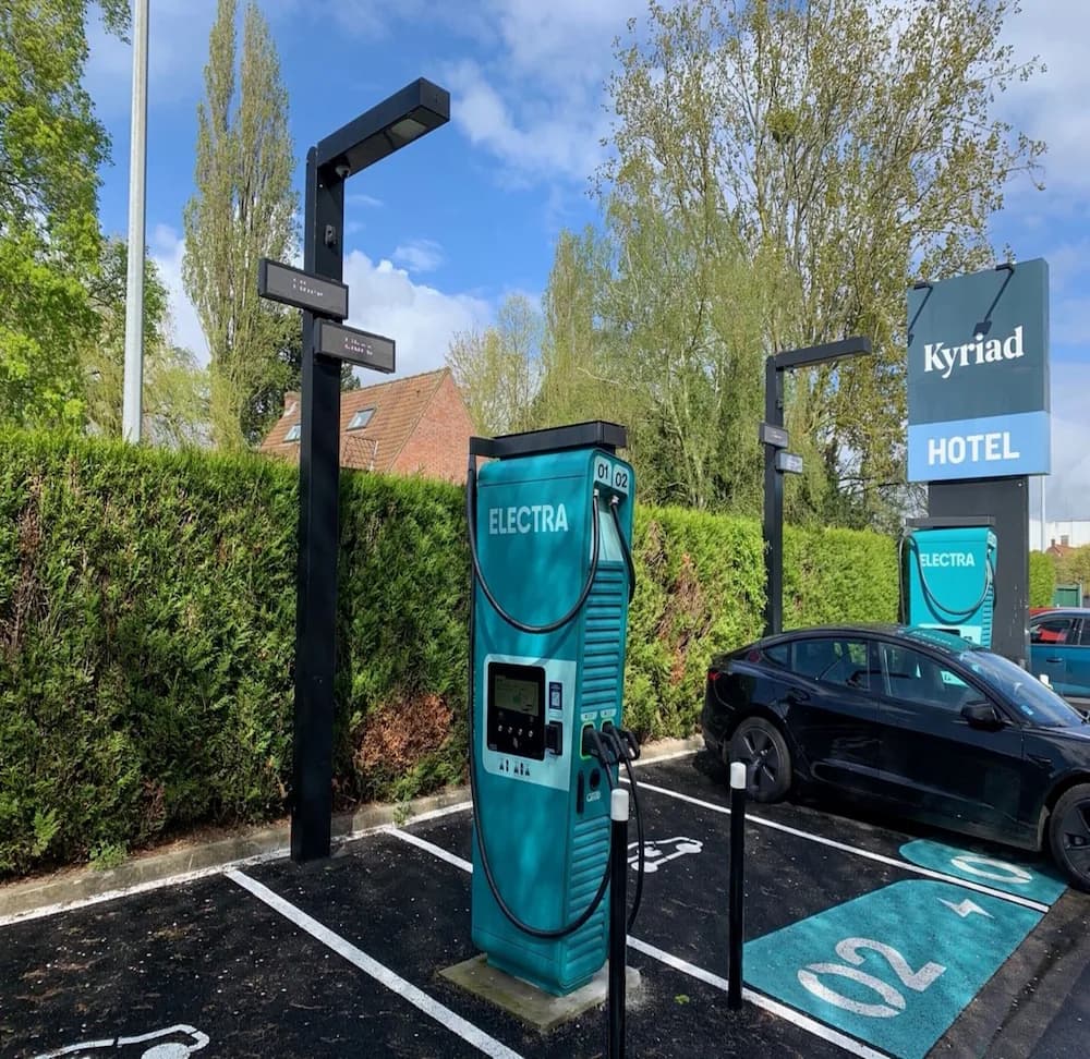 Electric vehicle charging station