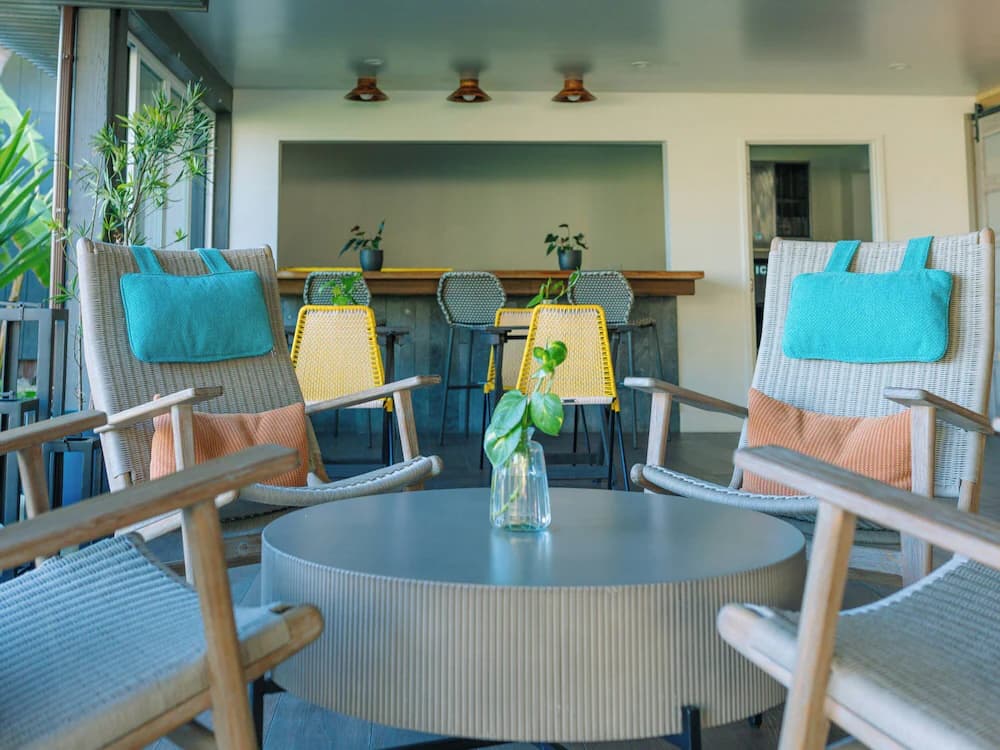 Lobby lounge