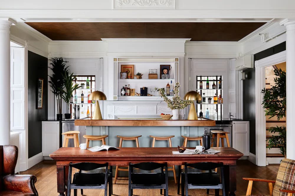 Lobby lounge