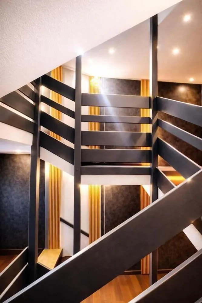 Handrails in hallways
