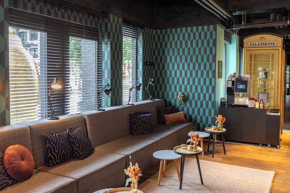 Lobby lounge