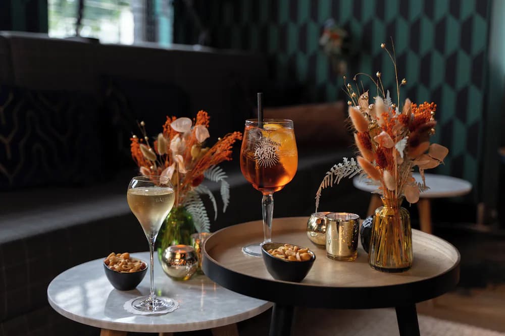 Lobby lounge