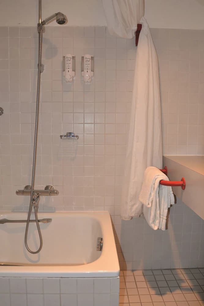 Deep soaking bathtub