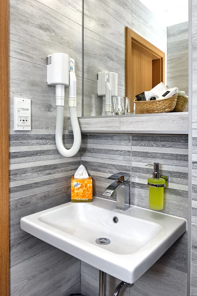 Bathroom sink