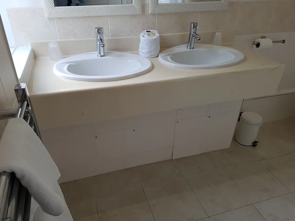 Bathroom sink