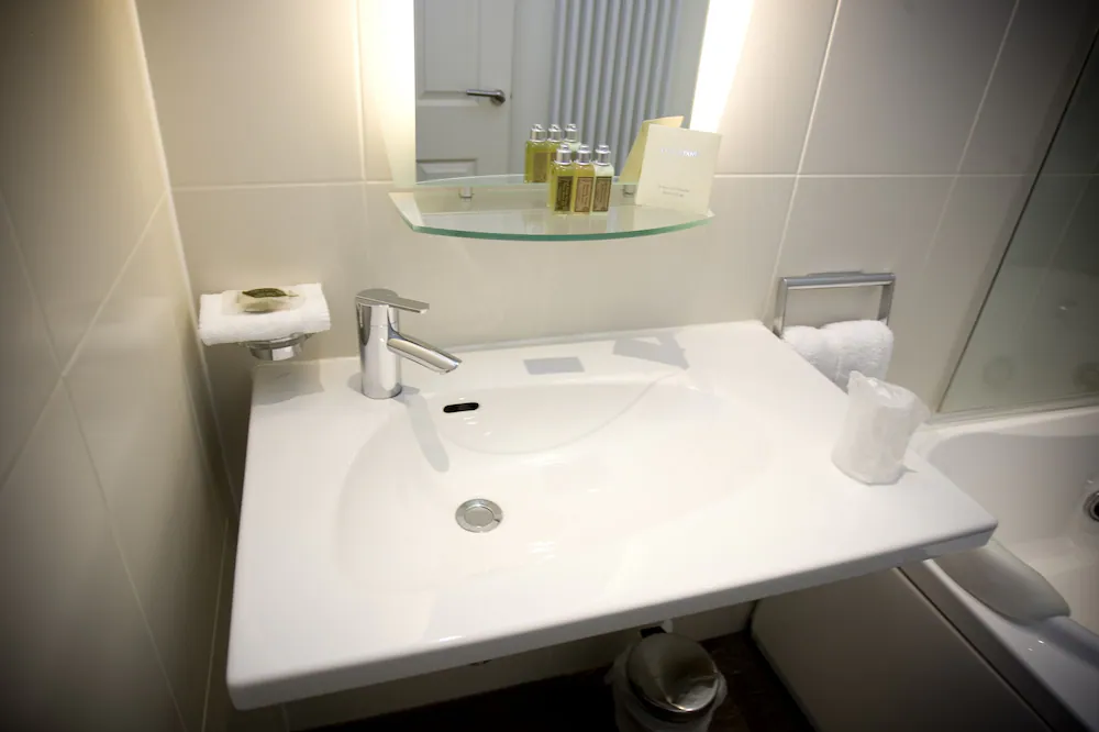 Bathroom sink