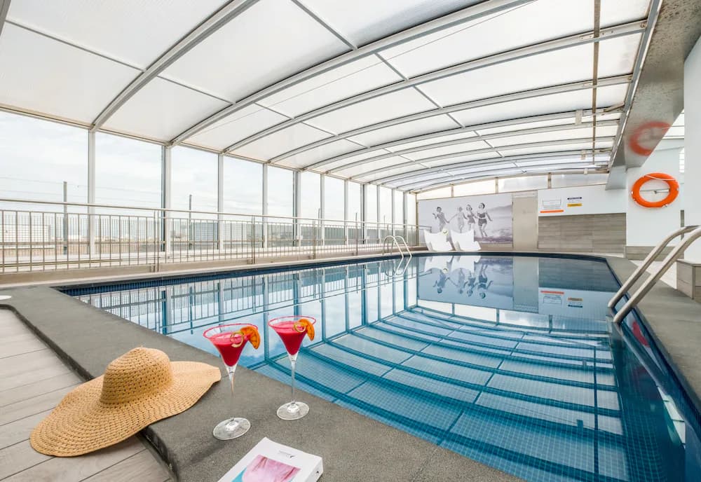 Indoor/outdoor pool