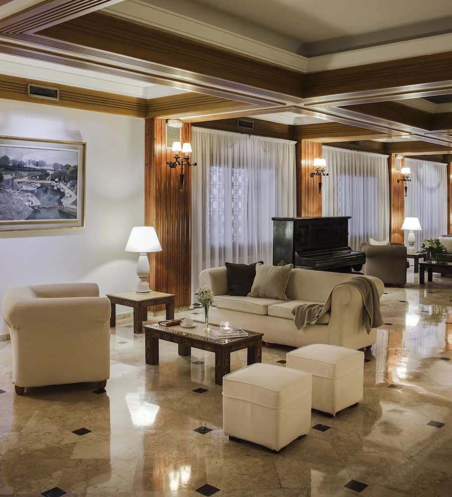 Lobby lounge