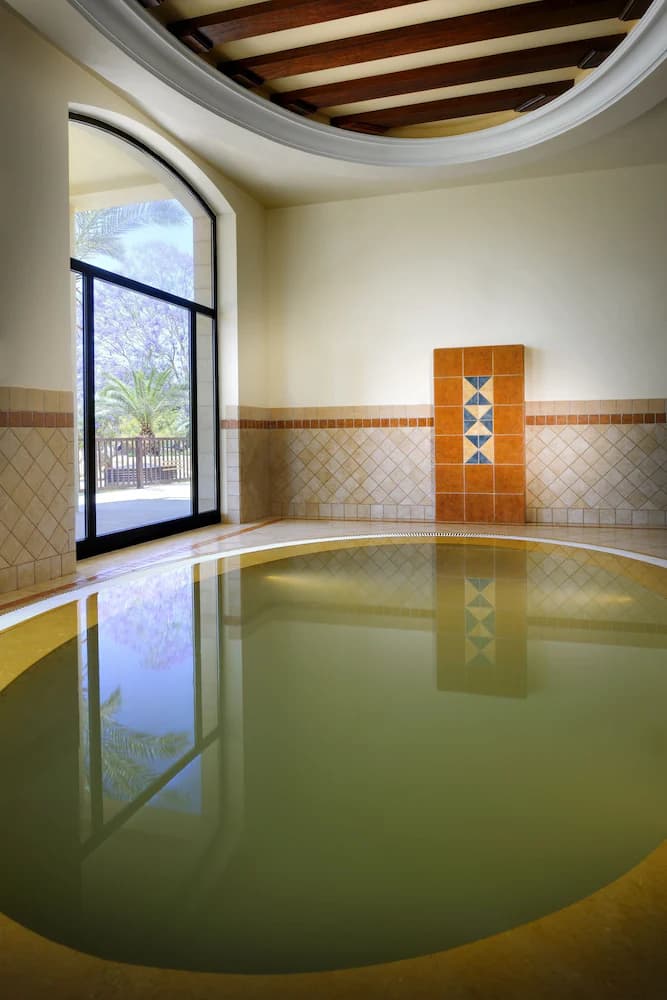Indoor spa tub
