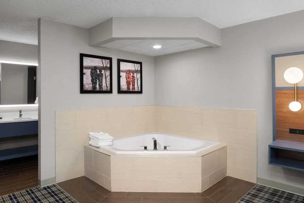 Jetted tub