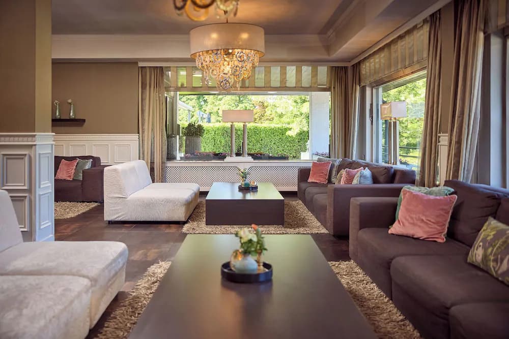 Lobby lounge