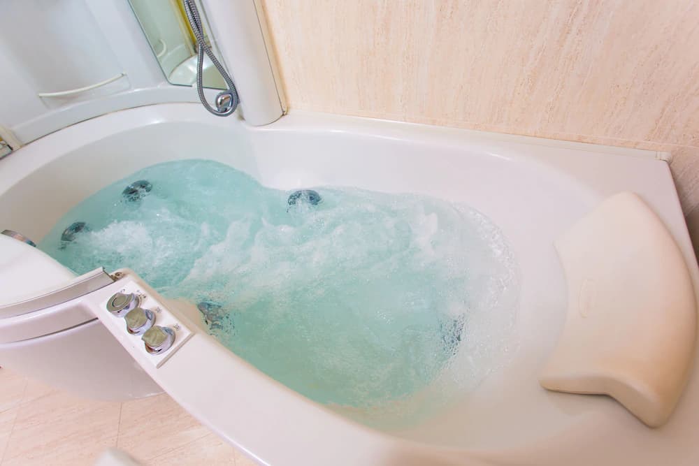 Deep soaking bathtub