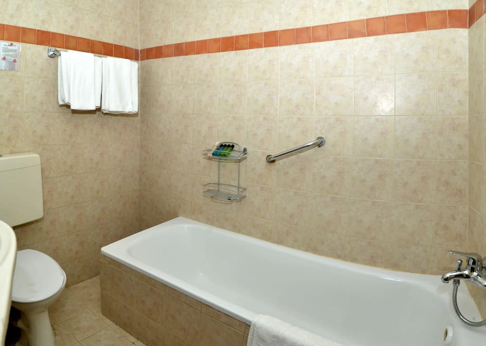 Deep soaking bathtub