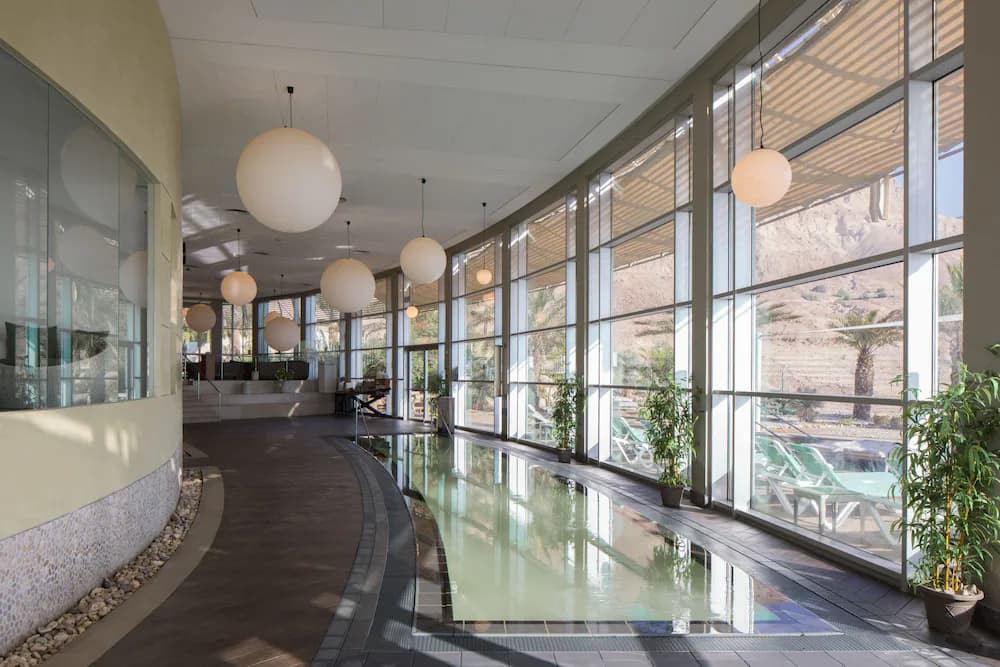 Indoor spa tub