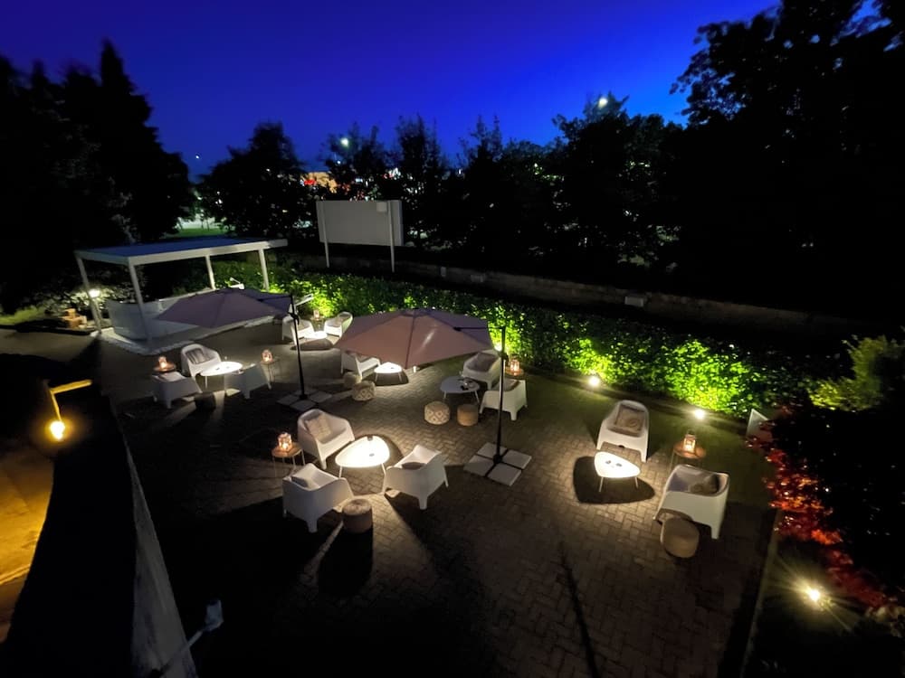 Poolside bar