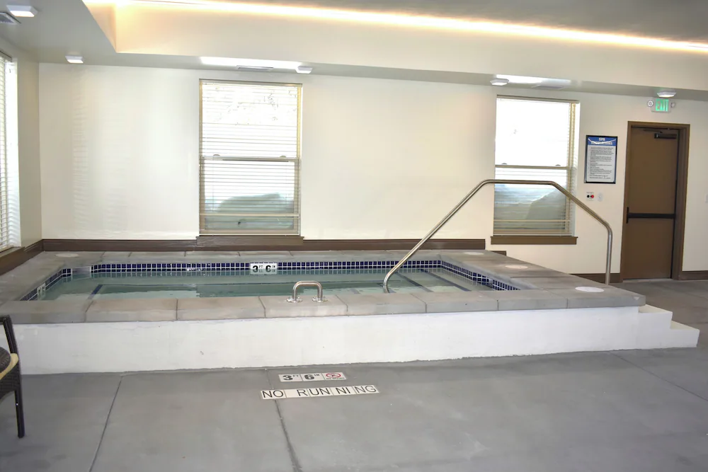 Indoor spa tub