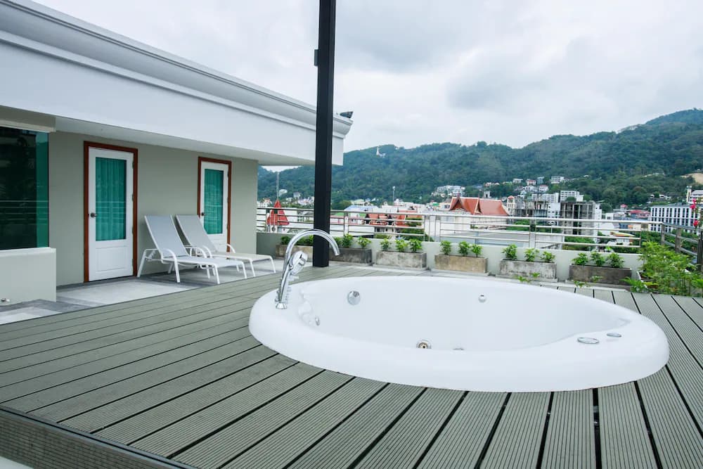 Private spa tub