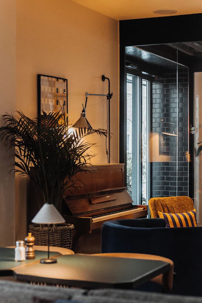 Lobby lounge