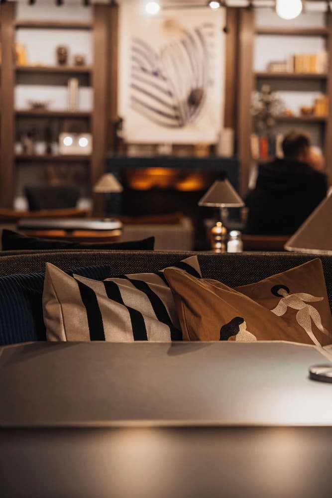 Lobby lounge