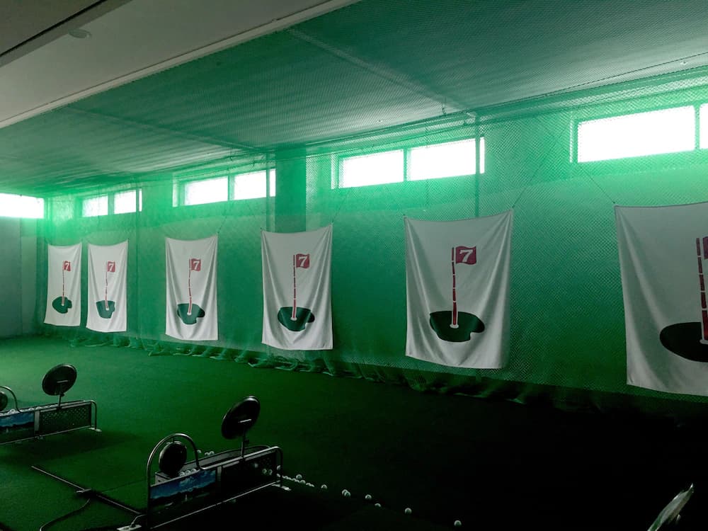 Indoor golf driving range