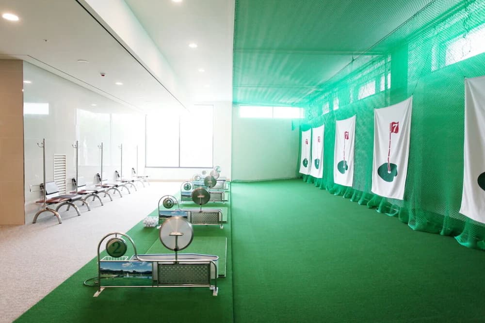 Indoor golf driving range