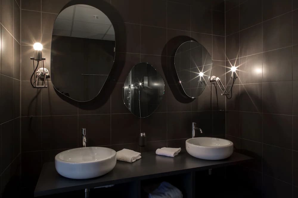 Bathroom sink