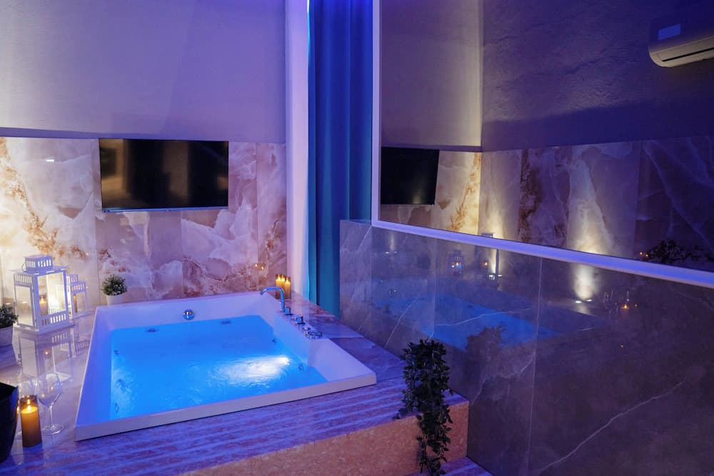 Private spa tub