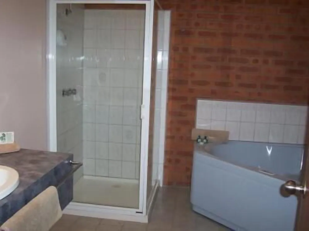 Deep soaking bathtub