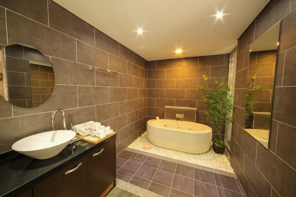 Deep soaking bathtub