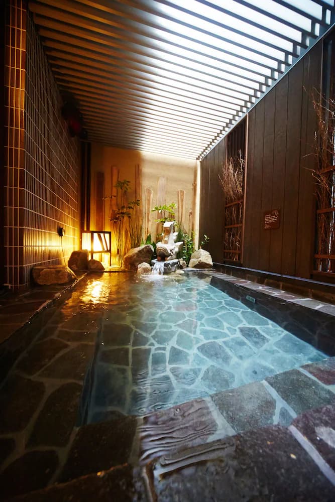 Indoor spa tub