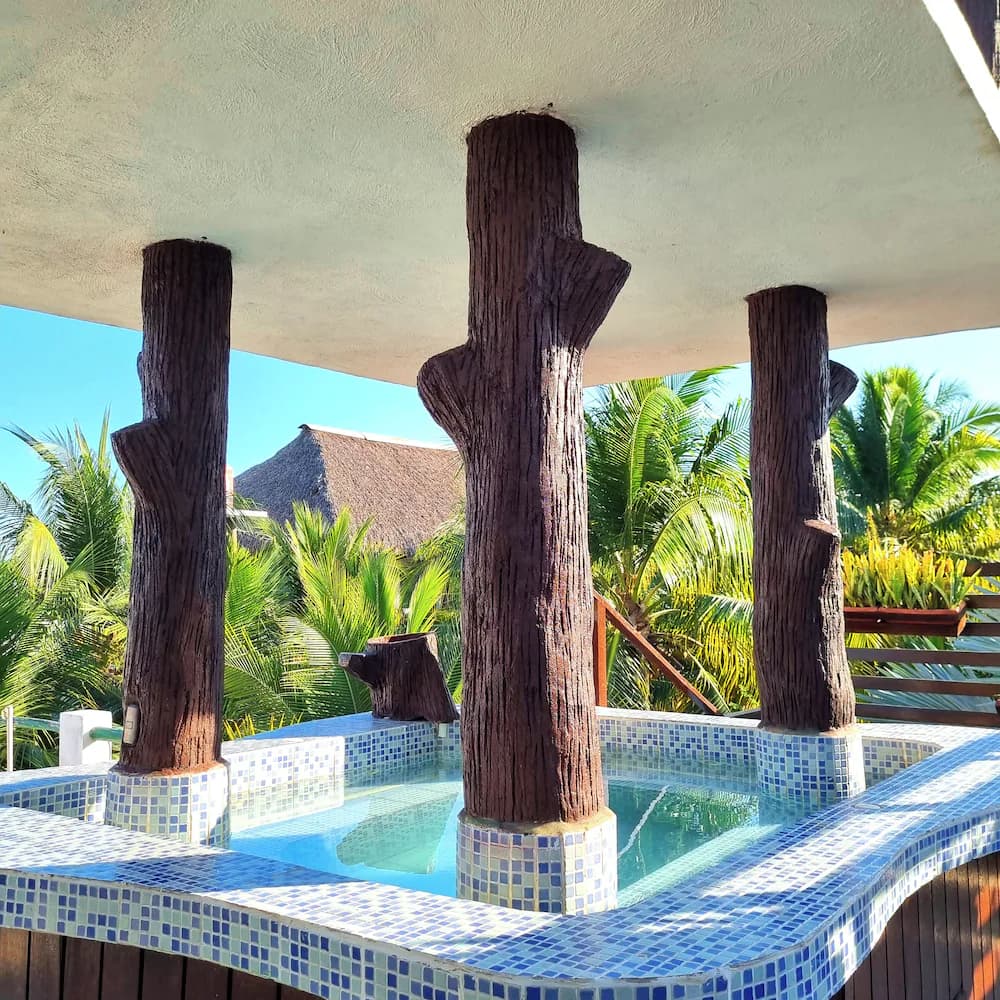 Indoor/outdoor pool