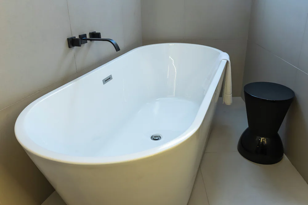 Deep soaking bathtub