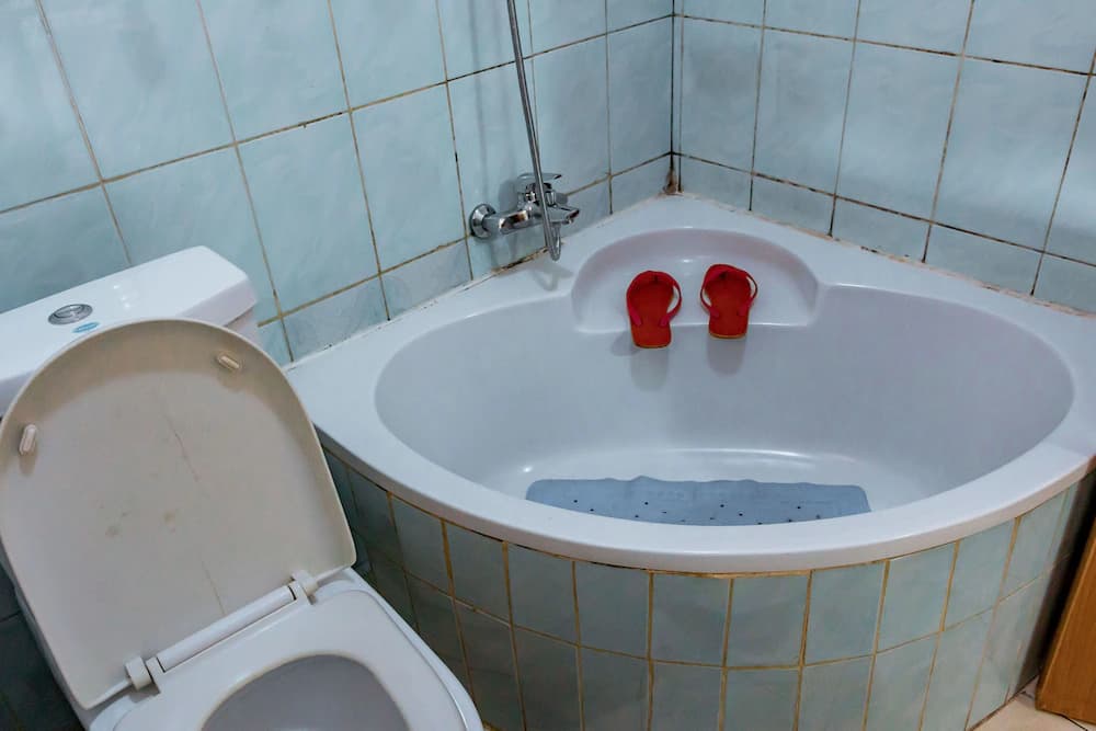 Deep soaking bathtub