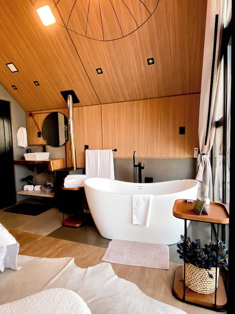 Deep soaking bathtub