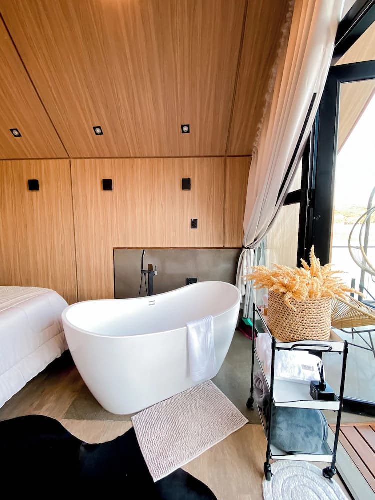 Deep soaking bathtub