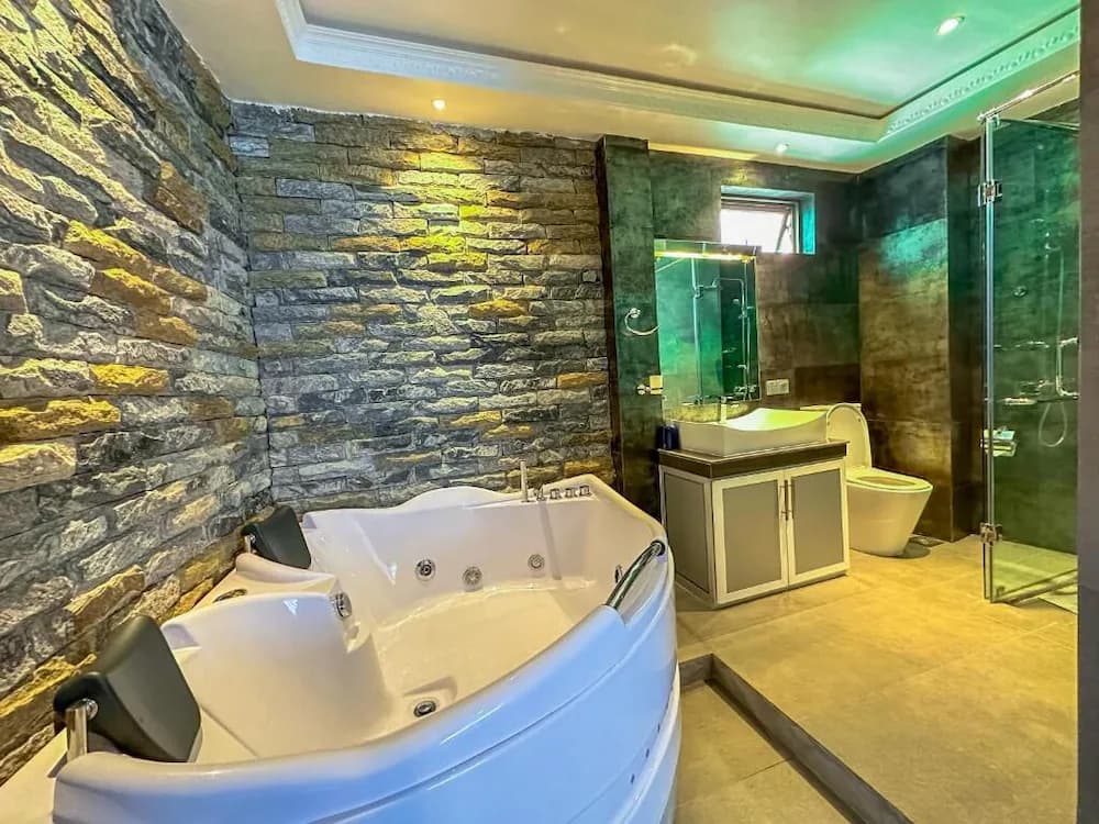 Jetted tub