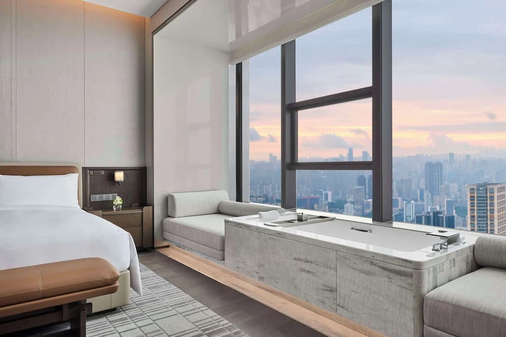 Deep soaking bathtub
