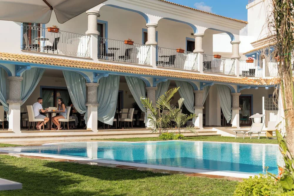 Poolside bar