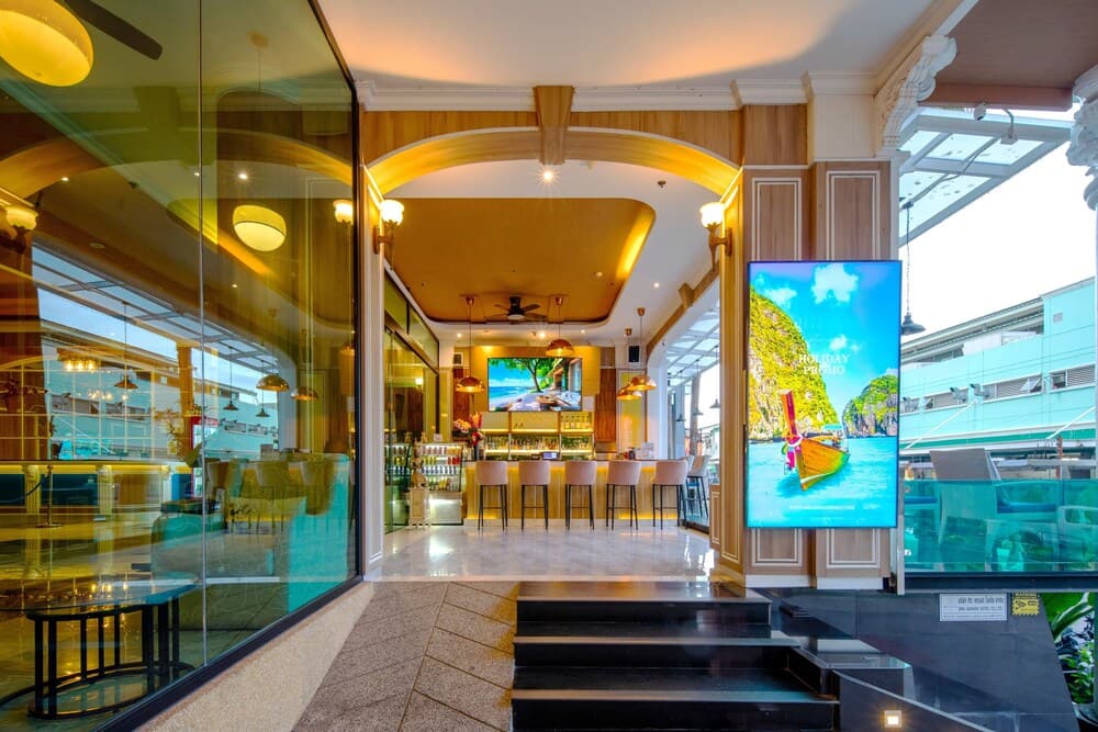 Lobby lounge