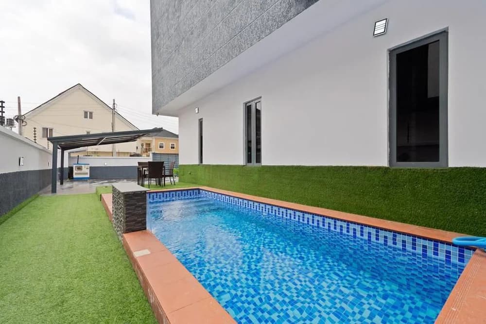 Indoor/outdoor pool