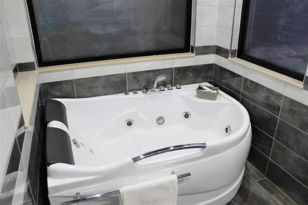 Private spa tub