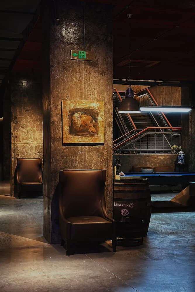 Lobby lounge